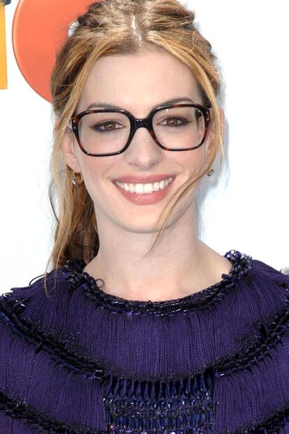 Para el estreno de la película Rio, en Brasil, Anne Hathaway combinó un vestido morado de Gucci con unas gafas grandes de pasta, que harían parecer 'nerd' hasta al más macarra de tu barrio.