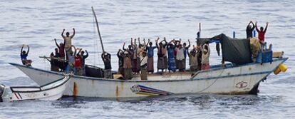 Piratas somalíes y sus rehenes, 20 pescadores de Yemen, a bordo de la barca apresada ayer por una fragata holandesa en misión de la OTAN.