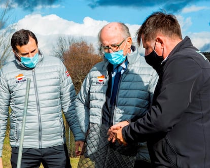 El presidente de Repsol, Antonio Brufau, se ha desplazado a Torremocha del Jarama (Madrid) para conocer las labores de reforestación, con la plantación de 350.000 árboles, impulsadas por la Fundación Repsol y Sylvestris para reducir las emisiones de CO2.