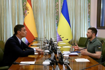El jefe del Gobierno español, Pedro Sánchez (izquierda), y el presidente ucranio, Volodímir Zelenski, durante su reunión de trabajo celebrada este sábado en Kiev. 