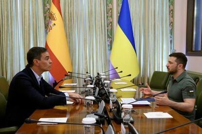 El jefe del Gobierno español, Pedro Sánchez (izquierda), y el presidente ucranio, Volodímir Zelenski, durante su reunión de trabajo celebrada este sábado en Kiev. 