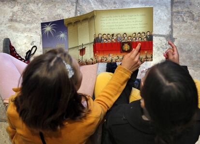 Niñas leyendo el cuento Las fallas. 