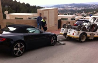 The police confiscate a luxury car belonging to one of the suspects in Barcelona.