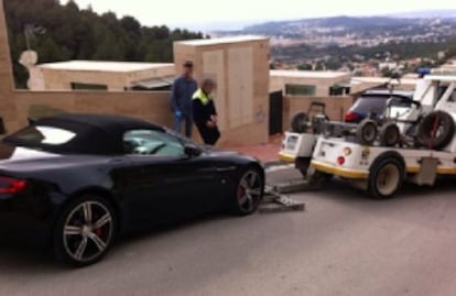 La policía confisca un coche de uno de los detenidos en Barcelona.