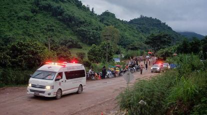 Una ambulancia traslada a uno de los niños al hospital tras ser rescatado.