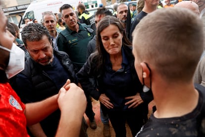 La reina Letizia escucha las quejas de los ciudadanos durante su visita Paiporta, este domingo. 