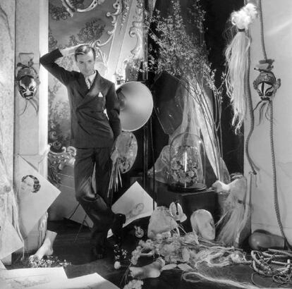 Como regalo cuando tenía 13 años Cecil Beaton recibió una Kodak 3A de fuelle, su primera cámara de fotografía. A lo largo de su vida profesional tendrá ocasión de rendir tributo a aquel universo mezcla de escenografía teatral y tienda de antigüedades que eran los estudios de fotografía de principios de siglo y lugar de tránsito de la alta sociedad y los grandes nombres del espectáculo.