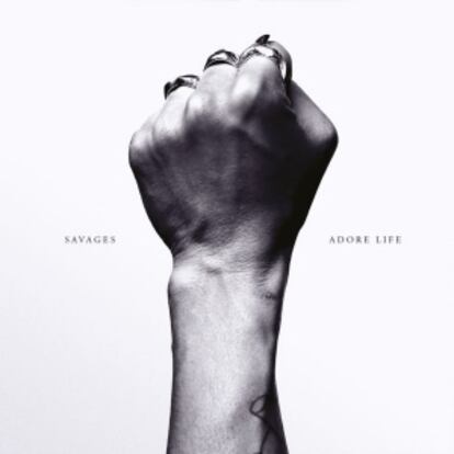 Nuevo álbum de Savages, titulado 'Adore life'.