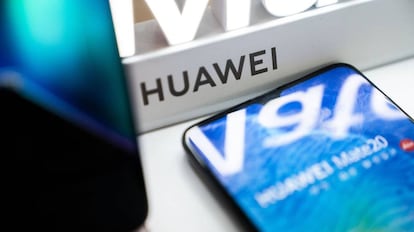 Unidades Huawei, a la venta en un establecimiento.