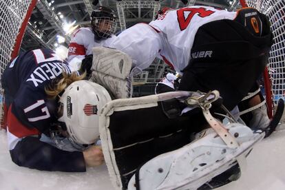 Lance de partido de Hockey sobre hielo femenino que enfrento a las selecciones estadounidense con la suiza, en la Shayba Arena durante los Juegos Olmpicos de Invierno en Sochi.