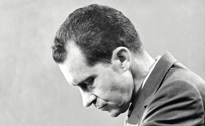 Richard Nixon se inclina ante John F. Kennedy durante un debate entre los dos por las presidenciales de 1960. Perdió contra él, pero cuando volvió a conseguir la candidatura republicana y ganó las elecciones, las cosas no le fueron mucho mejor.