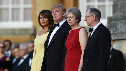 DMelania y Donald Trump y Theresa y Philip May este jueves en el Blenheim Palace.