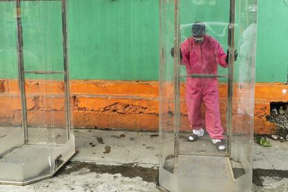 Un sanitario coloca una de las cabinas de limpieza para frenar la epidemia de coronavirus en la ciudad de Caloocan (Filipinas). La capital del país asiático y las provincias periféricas todavía están bloqueadas debido al aumento de covid-19.