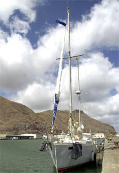 Imagen del velero donde se transportaba la droga atracado en el muelle de Santa Cruz de Tenerife.