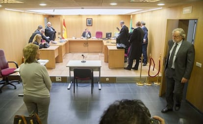 Leoncio Alonso y, de espaldas, Lilianne Dahlmann en el primer día de juicio.