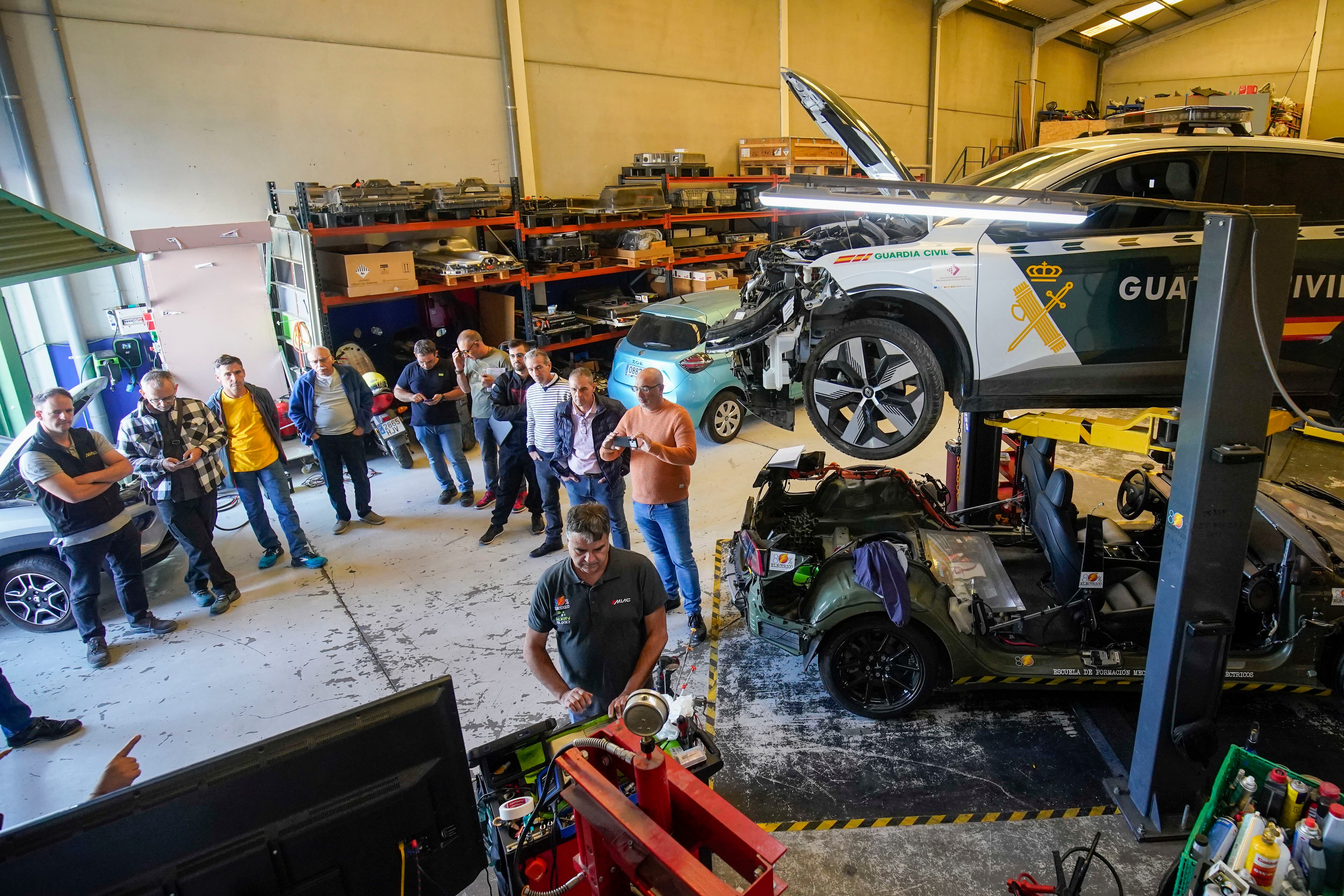 Carlos Sánchez muestra el sistema de diagnosis de un coche eléctrico durante el curso en Valmojado. 