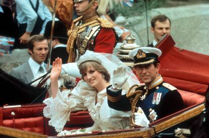 La princesa Diana y Carlos de Inglaterra el d&iacute;a de su boda en Londres el 29 de julio de 1981.