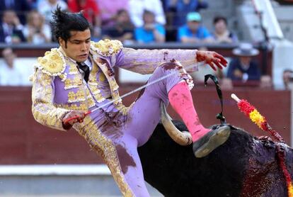 El novillero mexicano Diego San Román, volteado en su segunda faena de la tarde.