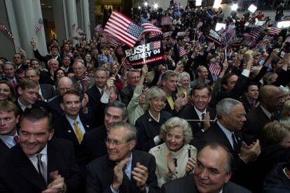 En primera fila, de izquierda a derecha, varios miembros neoconservadores del gabinete de George W. Bush Tom Ridge, Tommy Thompson, Paul Wolfowitz, Don Rumsfeld, Gail Norton, la esposa de Runsfeld y Mike Levitt. 
 