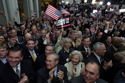 En primera fila, de izquierda a derecha, varios miembros neoconservadores del gabinete de George W. Bush Tom Ridge, Tommy Thompson, Paul Wolfowitz, Don Rumsfeld, Gail Norton, la esposa de Runsfeld y Mike Levitt.