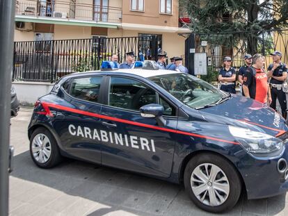 A vehicle and several 'carabinieri' officers.