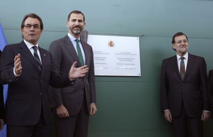 Artur Mas, el Príncipe Felipe y Mariano Rajoy tras descubrir la placa conmemorativa en la estación de Figueres-Vilafant.