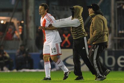 Hinchas de River empujan a  su jugador Román.