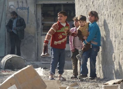 Unos ni&ntilde;os en las calles de Alepo tras un bombardeo sobre la ciudad, el 11 de febrero. 