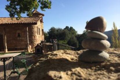 La Bartra, refugio de montaña naturista en la sierra de Prades (Tarragona).