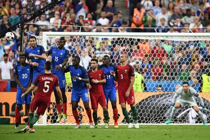 Rhafael tira a puerta ante el salto de Andre-Pierre Gignac y Paul Pogba.