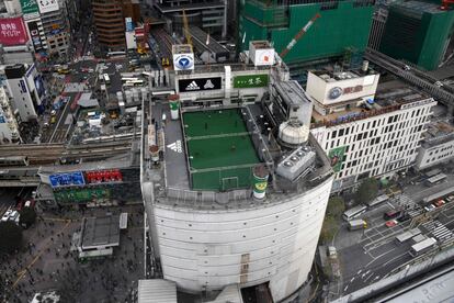 Campo de futebol no telhado de um shopping em Tóquio (Japão).