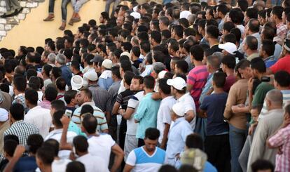 Ciudadanos egipcios se agolpan en el puerto de Roseta a la espera de recibir información sobre el naufragio.