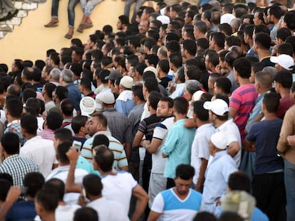 Ciudadanos egipcios se agolpan en el puerto de Roseta a la espera de recibir informaci&oacute;n sobre el naufragio.