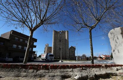 El castillo de Puñonrostro está completamente integrado en la trama urbana de Torrejón de Velasco, a unos pocos metros de la iglesia.