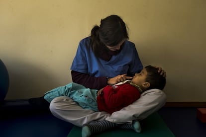 Elena López, voluntaria de la ONG Felicidad sin Fronteras, realiza una sesión con Yahya Bouzza, que sufre hidrocefalia y parálisis cerebral.