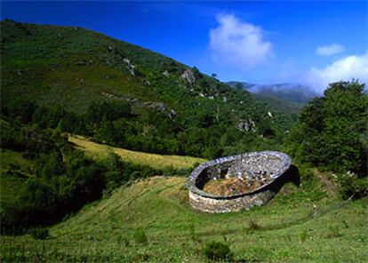 Un cortín en los Ancares, edificación de piedra y pizarra para proteger las colmenas de la glotonería de los osos.