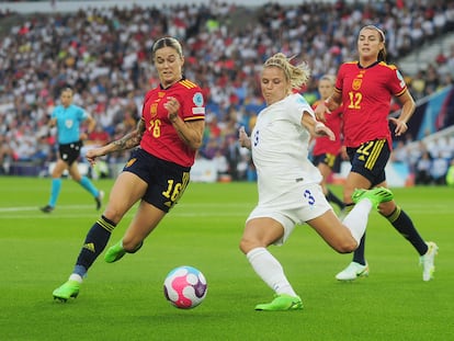 Mapi León (izquierda), jugadora de la selección femenina de fútbol, durante la Eurocopa 2022.