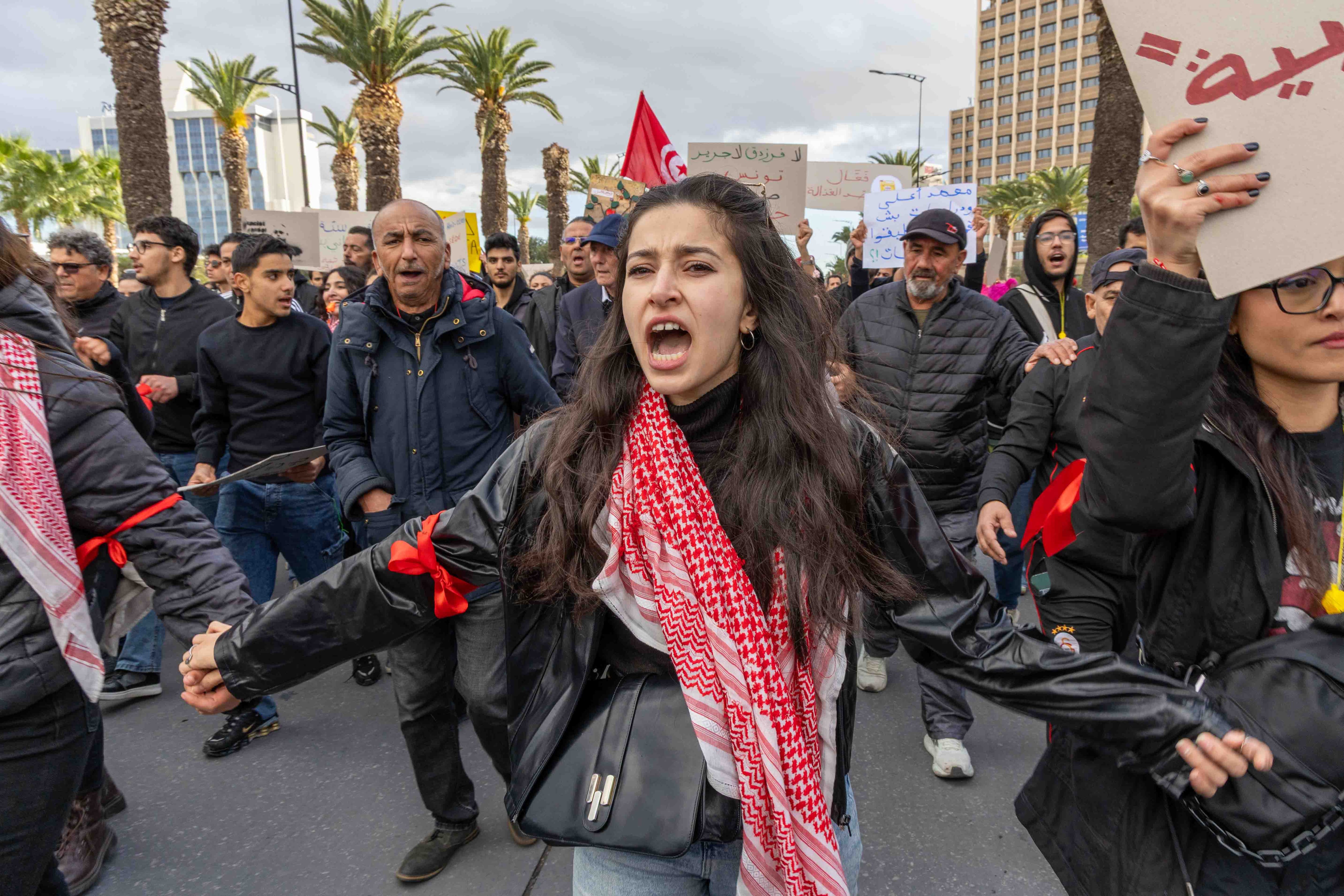 Tunisia: proteste di massa mettono in discussione il potere di Kais Said