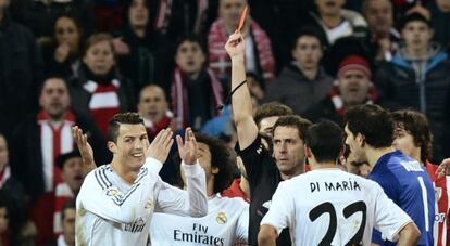 Cristiano Ronaldo sonríe mientras recibe la tarjeta roja durante el partido ante el Athletic.