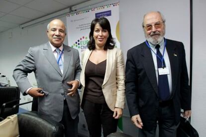 De izquierda a derecha, Abdelmaksud Rachdi, Yolanda Parrado y Carmelo García, hoy, en la sesión inaugural de los debates del Foro Euromed en Alicante.