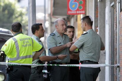 Varios agentes, frente al local en el que los atracadores horadaban un butrón.