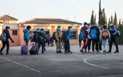 Un grupo de niños entra en la escuela Antonio Machado de Valencia. 
