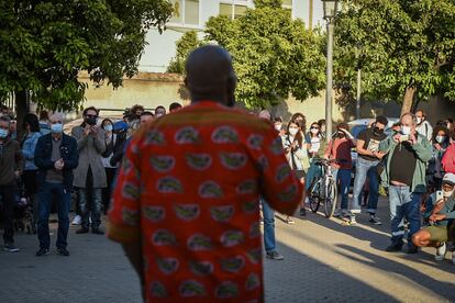 Mohamed M'Boirick, vecino de Benicalap, se dirige a los concentrados en el barrio de Valencia, este martes.