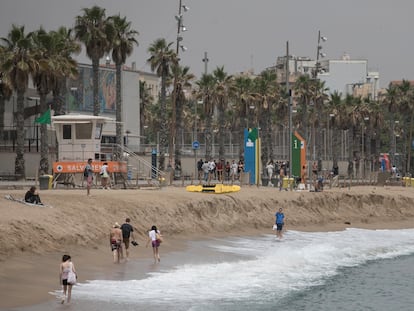 La playa de Sant Sebastià, en Barcelona, es una de las más afectadas por la pérdida de arena