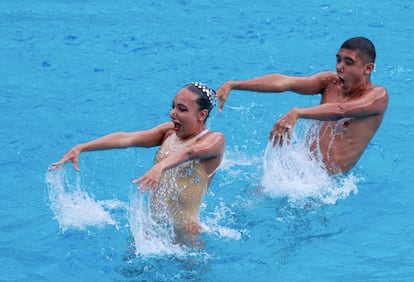 Itzamary González y Diego Villalobos durante su competencia de dueto libre mixto en los Juegos Centroamericanos 2023.