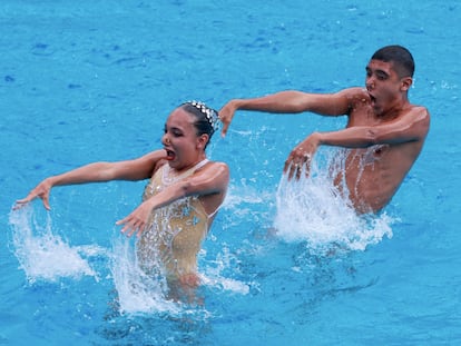 Itzamary González y Diego Villalobos durante su competencia de dueto libre mixto en los Juegos Centroamericanos 2023.