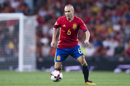 Andrés Iniesta durante un partido España-Italia el pasado 2 de septiembre en el estadio Santiago Bernabéu (Madrid).