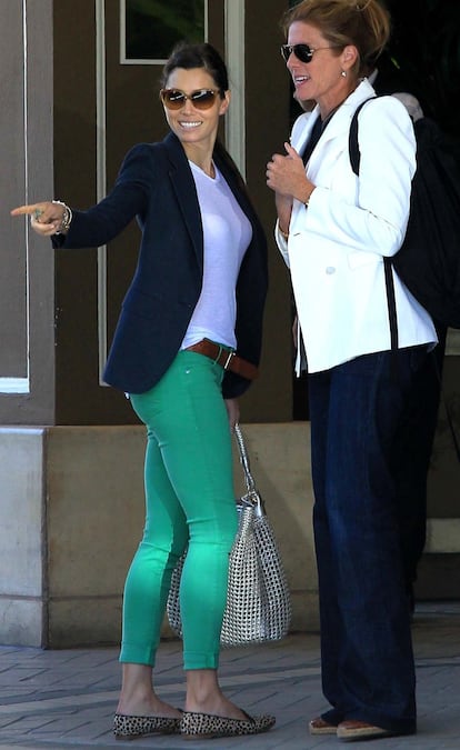 Jessica con pitillos verdes, bolso de Ralph Lauren y sus inseparables slippers.