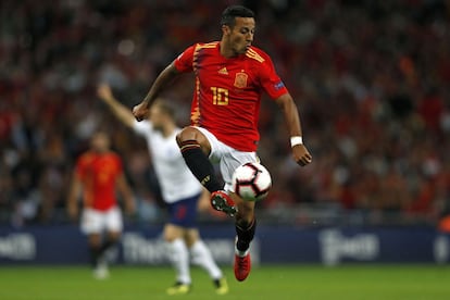 El centrocampista español Thiago Alcántara controla el balón durante el partido de fútbol de la UEFA Nations League entre Inglaterra y España en el estadio Wembley.