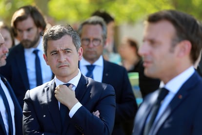 El ministro del Interior, Gérald Darmanin, escucha al presidente, Emmanuel Macron, durante una visita en Chambord este miércoles